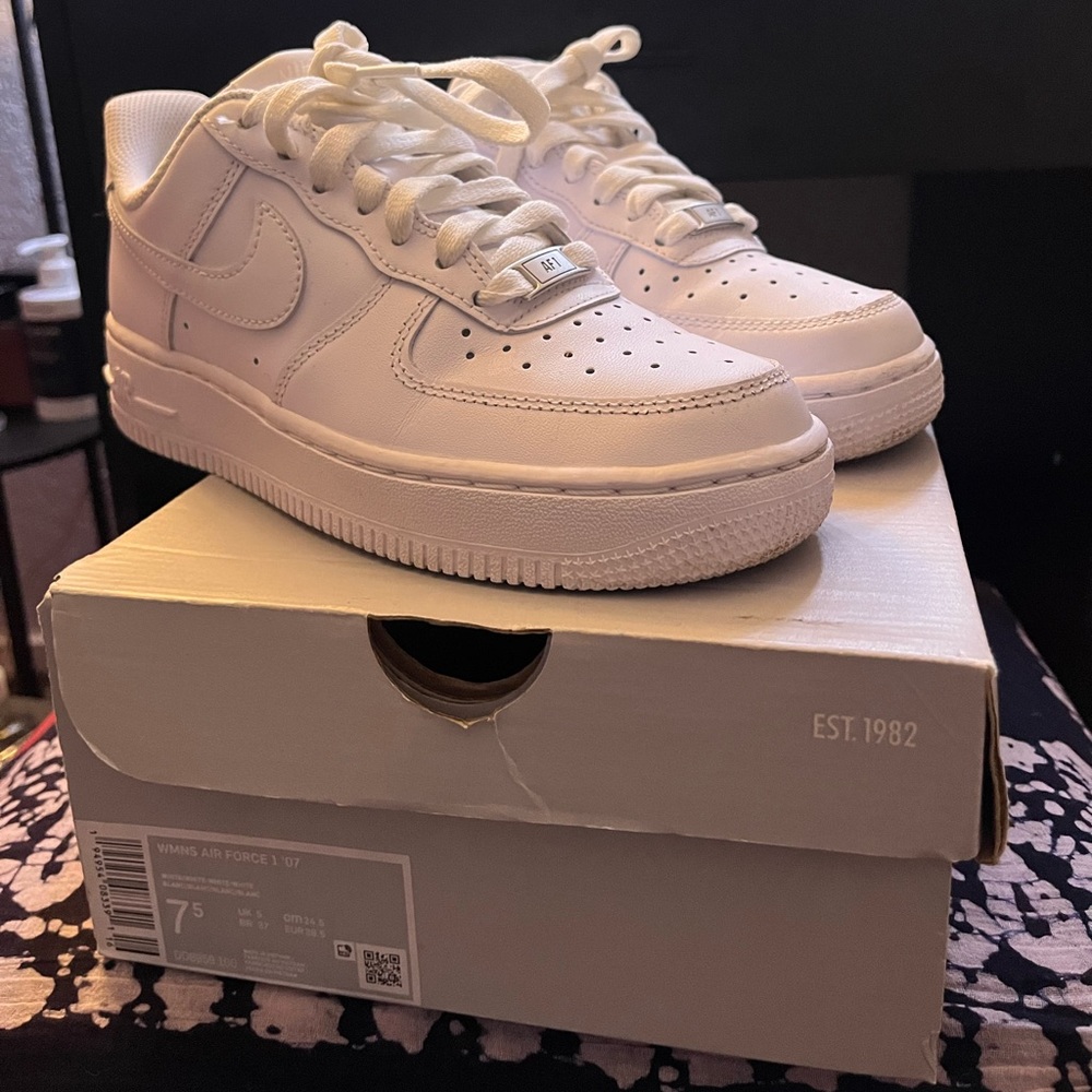 WOMENS AIR FORCE 1 7.5